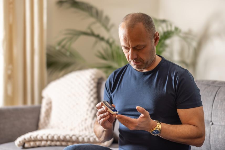 Man using a glucose device