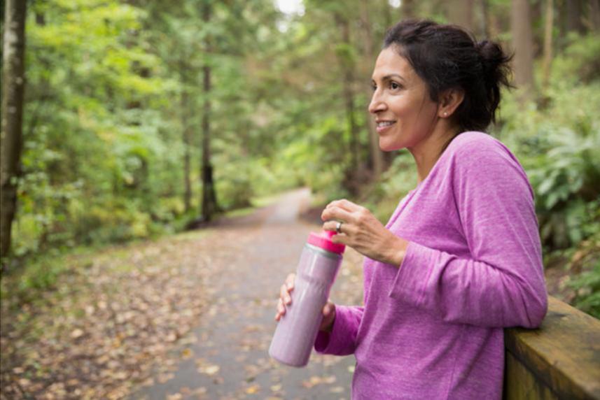 A women outdoors with a water bottle