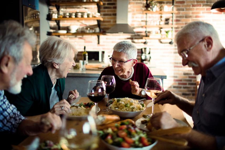 Friends eating dinner at a restaurant 